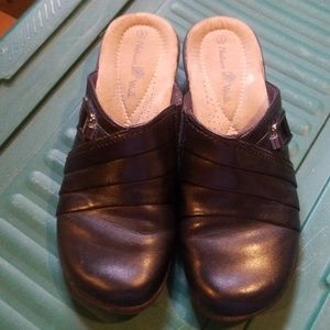 Clogs😷buy 3 get 1 free😷